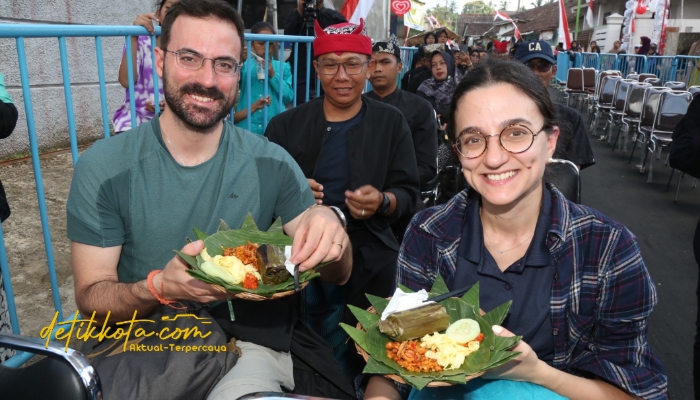Wisatawan menikmati kuliner khas Sego Lemeng dan Kopi Uthek dalam Festival Desa Banjar, Kecamatan Glagah, Banyuwangi.