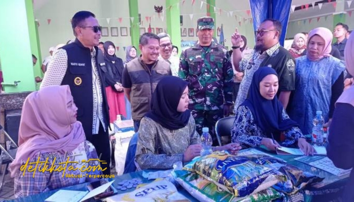 Wali Kota Malang Wahyu Hidayat (kiri berdiri) saat meninjau GPM di Kelurahan Tunggulwulung.