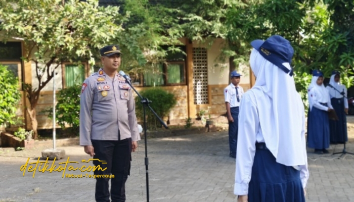 Kapolsek Krejengan IPTU Miftahol Rahman saat menjadi inspektur upacara di SMPN 2 Krejengan.