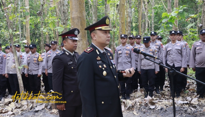 Kapolres Sumenep AKBP Rivanda, S.I.K., memimpin upacara pemakaman Bripka Rahmat Hidayat di TPU Desa Kebunan, Kecamatan Kota Sumenep.