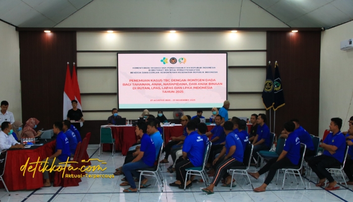 Petugas medis melakukan pemeriksaan rontgen dada terhadap warga binaan Lapas Kelas IIA Banyuwangi dalam program skrining TBC, Senin (8/9/2025).
