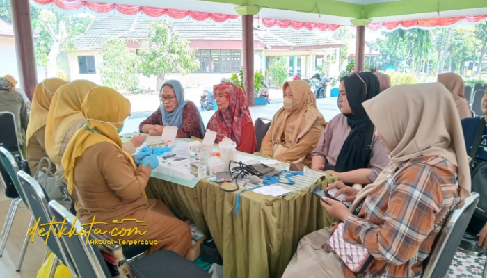 Ketua Tim Penggerak PKK Kabupaten Pasuruan, drg. Merita Rusdi Sutejo, meninjau pelaksanaan cek kesehatan gratis di Pendopo Kecamatan Bangil, Senin (8/9/2025).