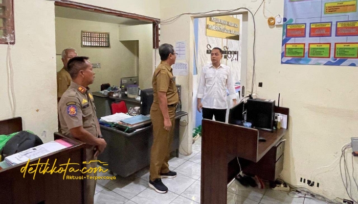 Wali Kota Surabaya, Eri Cahyadi, saat melakukan sidak di Kantor Kelurahan Kebraon, Kecamatan Karang Pilang, Senin (8/9/2025).