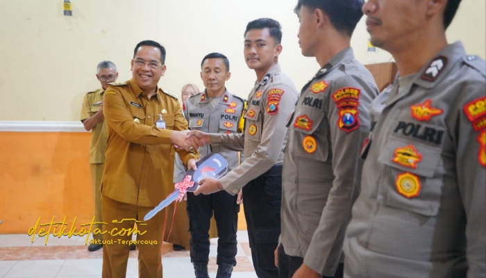Wali Kota Probolinggo dr. H. Aminuddin menyerahkan bantuan kendaraan roda dua secara simbolis kepada Polres Probolinggo Kota di Aula Bakesbangpol, Senin (8/9/2025).