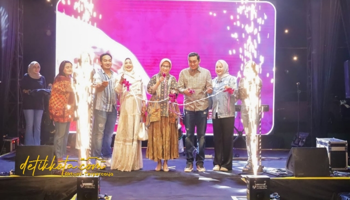Bupati Lumajang Indah Amperawati menghadiri peresmian Cafe Sinaria, peluncuran Flareya Beauty Skincare, dan ulang tahun ke-3 Fariz Gym di Stadion Semeru, Minggu malam (7/9/2025).