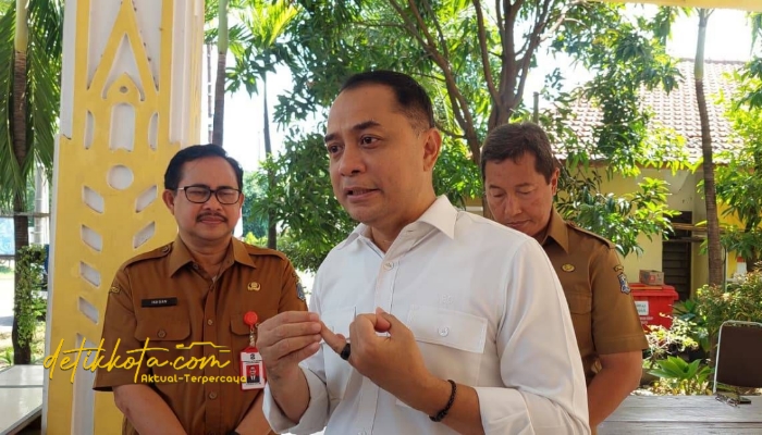 Wali Kota Surabaya, Eri Cahyadi, saat melakukan sidak di Kelurahan Kebraon, Karang Pilang, Senin (8/9/2025).