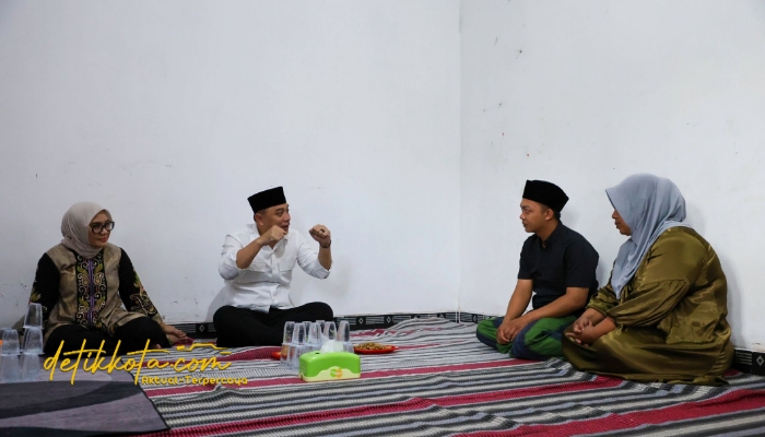 Wali Kota Surabaya Eri Cahyadi bersama Ketua TP PKK Surabaya Rini Indriyani saat takziah ke rumah almarhum Edi, Komandan Regu PMK Pos Kandangan, Senin (8/9/2025).