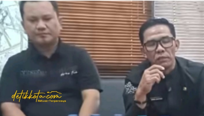 Kepala Bidang PPK DPUTR Purwakarta, Dina Cahyadi, bersama tim teknis melakukan uji cepat kualitas pasir di lokasi proyek infrastruktur.