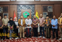 Wakil Bupati Pamekasan H. Sukrianto menerima kunjungan kerja Komisi Informasi Jawa Timur di Kantor Diskominfo, Senin (15/9/2025) malam.