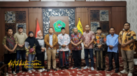 Wakil Bupati Pamekasan H. Sukrianto menerima kunjungan kerja Komisi Informasi Jawa Timur di Kantor Diskominfo, Senin (15/9/2025) malam.