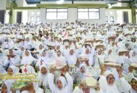 Ribuan ibu-ibu PKK membawa cowek dalam peringatan Maulid Nabi Muhammad SAW di GOR Sasana Krida Anoraga Raci Bangil, Selasa (16/9/2025).