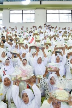 Ribuan Ibu PKK Meriahkan Maulid Nabi di Pasuruan dengan Tradisi Tukar Cowek