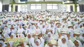 Ribuan ibu-ibu PKK membawa cowek dalam peringatan Maulid Nabi Muhammad SAW di GOR Sasana Krida Anoraga Raci Bangil, Selasa (16/9/2025).