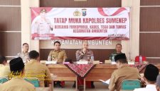 Kapolres Sumenep AKBP Rivanda, S.I.K., saat menghadiri tatap muka bersama Forkopimka, Kepala Desa, tokoh agama, dan tokoh masyarakat di Pendopo Kecamatan Ambunten, Selasa (16/9/2025).
