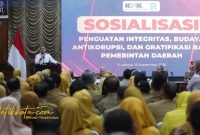 Wali Kota Surabaya Eri Cahyadi saat memberikan sambutan dalam sosialisasi antikorupsi bersama KPK di Graha Sawunggaling.