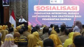 Wali Kota Surabaya Eri Cahyadi saat memberikan sambutan dalam sosialisasi antikorupsi bersama KPK di Graha Sawunggaling.
