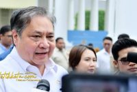 Menko Perekonomian Airlangga Hartarto usai menghadiri rapat terbatas di Istana Kepresidenan Jakarta.
