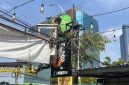 Satpol PP Kota Surabaya saat melakukan penertiban reklame ilegal di sejumlah titik.