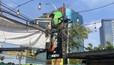 Satpol PP Kota Surabaya saat melakukan penertiban reklame ilegal di sejumlah titik.