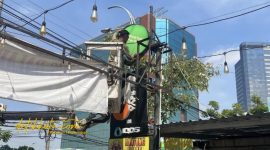 Satpol PP Kota Surabaya saat melakukan penertiban reklame ilegal di sejumlah titik.