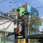 Satpol PP Kota Surabaya saat melakukan penertiban reklame ilegal di sejumlah titik.