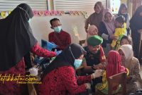 Babinsa Koramil 0827/01 Kota mendampingi pelaksanaan imunisasi campak rubela di TK Annisya, Desa Batuan, Rabu (17/9/2025).