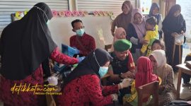 Babinsa Koramil 0827/01 Kota mendampingi pelaksanaan imunisasi campak rubela di TK Annisya, Desa Batuan, Rabu (17/9/2025).