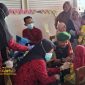 Babinsa Koramil 0827/01 Kota mendampingi pelaksanaan imunisasi campak rubela di TK Annisya, Desa Batuan, Rabu (17/9/2025).