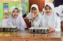 Siswa SDN Pagowan 01 Pasrujambe menikmati menu Program Makan Bergizi Gratis (MBG).