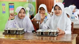 Siswa SDN Pagowan 01 Pasrujambe menikmati menu Program Makan Bergizi Gratis (MBG).
