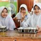Siswa SDN Pagowan 01 Pasrujambe menikmati menu Program Makan Bergizi Gratis (MBG).