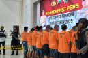 Sebanyak 19 tersangka diamankan, terdiri dari 14 pengedar dan 5 pengguna.