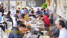 Wali Kota Probolinggo dr. Aminuddin saat berdialog dengan wartawan dalam acara Ngopi Bareng Wartawan di Elmat Café, Rabu (17/9/2025).