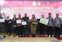 Bupati Banyuwangi Ipuk Fiestiandani menerima penghargaan TMMD dari Mabesad di Jakarta.