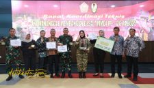 Bupati Banyuwangi Ipuk Fiestiandani menerima penghargaan TMMD dari Mabesad di Jakarta.