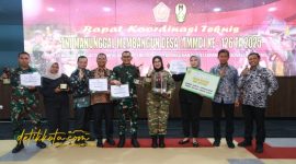 Bupati Banyuwangi Ipuk Fiestiandani menerima penghargaan TMMD dari Mabesad di Jakarta.