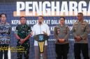 Wali Kota Surabaya Eri Cahyadi menyerahkan penghargaan kepada warga yang berjasa menjaga keamanan dan ketertiban di Balai Kota.