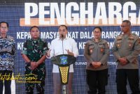 Wali Kota Surabaya Eri Cahyadi menyerahkan penghargaan kepada warga yang berjasa menjaga keamanan dan ketertiban di Balai Kota.