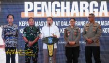 Wali Kota Surabaya Eri Cahyadi menyerahkan penghargaan kepada warga yang berjasa menjaga keamanan dan ketertiban di Balai Kota.