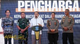 Wali Kota Surabaya Eri Cahyadi menyerahkan penghargaan kepada warga yang berjasa menjaga keamanan dan ketertiban di Balai Kota.