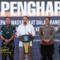 Wali Kota Surabaya Eri Cahyadi menyerahkan penghargaan kepada warga yang berjasa menjaga keamanan dan ketertiban di Balai Kota.
