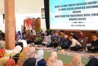 Bupati Banyuwangi Ipuk Fiestiandani bersama tim pusat saat peluncuran uji coba pendaftaran digitalisasi bansos di Banyuwangi.