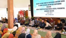 Bupati Banyuwangi Ipuk Fiestiandani bersama tim pusat saat peluncuran uji coba pendaftaran digitalisasi bansos di Banyuwangi.