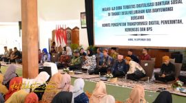 Bupati Banyuwangi Ipuk Fiestiandani bersama tim pusat saat peluncuran uji coba pendaftaran digitalisasi bansos di Banyuwangi.