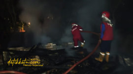 Petugas Damkar Pamekasan berusaha memadamkan api yang membakar dapur dan kandang warga di Desa Sokolelah, Kecamatan Kadur, Kamis (18/9/2025) dini hari.