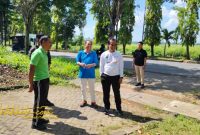 Bupati Bangkalan Lukman Hakim bersama ASN saat kerja bakti di Jalan Halim Perdanakusuma.