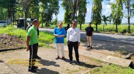 Bupati Bangkalan Lukman Hakim bersama ASN saat kerja bakti di Jalan Halim Perdanakusuma.