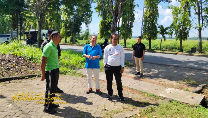 Bupati Bangkalan Lukman Hakim bersama ASN saat kerja bakti di Jalan Halim Perdanakusuma.