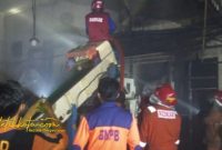 Petugas Damkar Pamekasan saat memadamkan api di gudang rokok PT SHM Jaya, Desa Blumbungan. (Foto/Karimata)