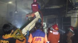 Petugas Damkar Pamekasan saat memadamkan api di gudang rokok PT SHM Jaya, Desa Blumbungan. (Foto/Karimata)